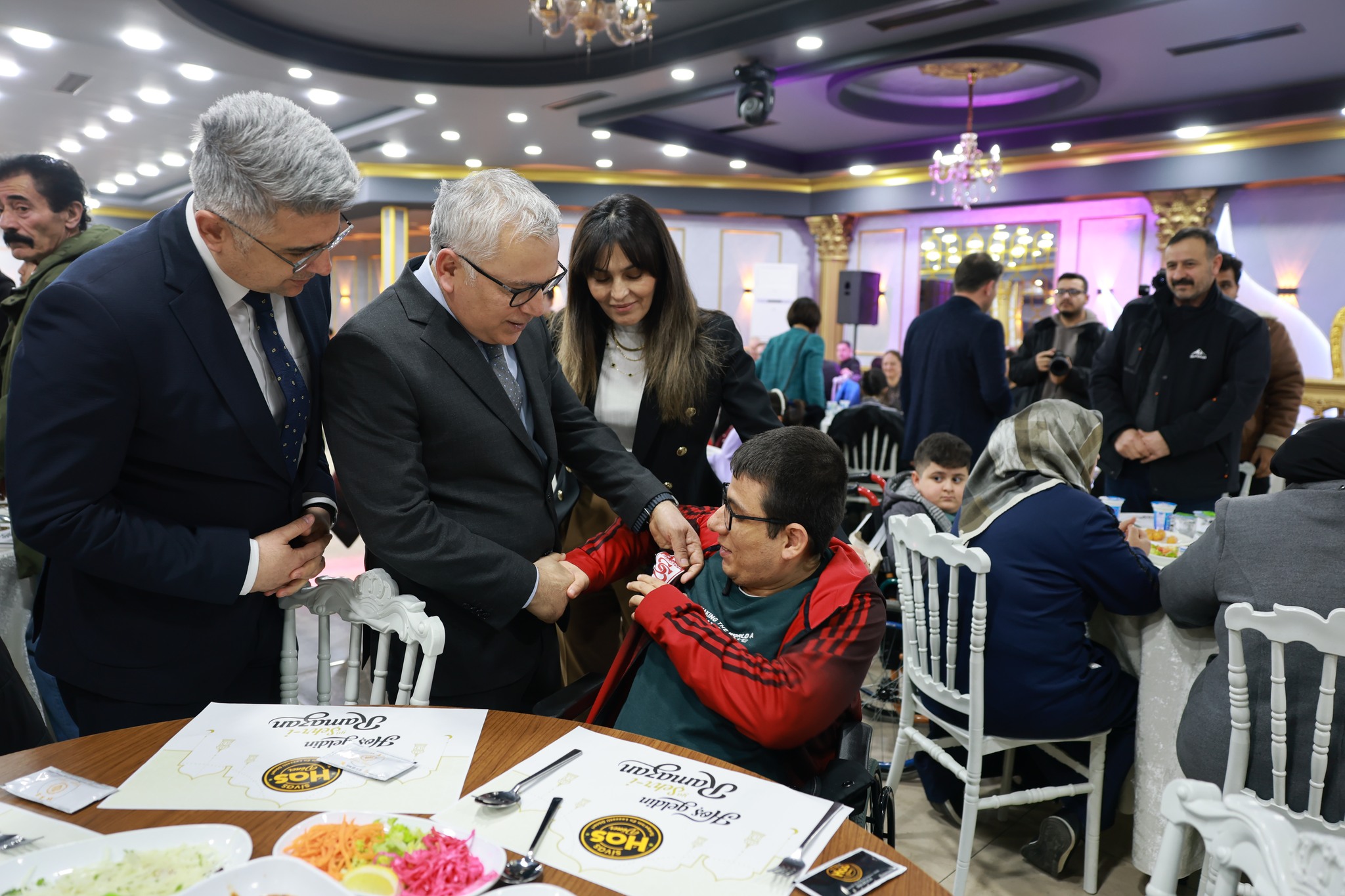 Şimşek çifti özel bireylerle aynı sofrada