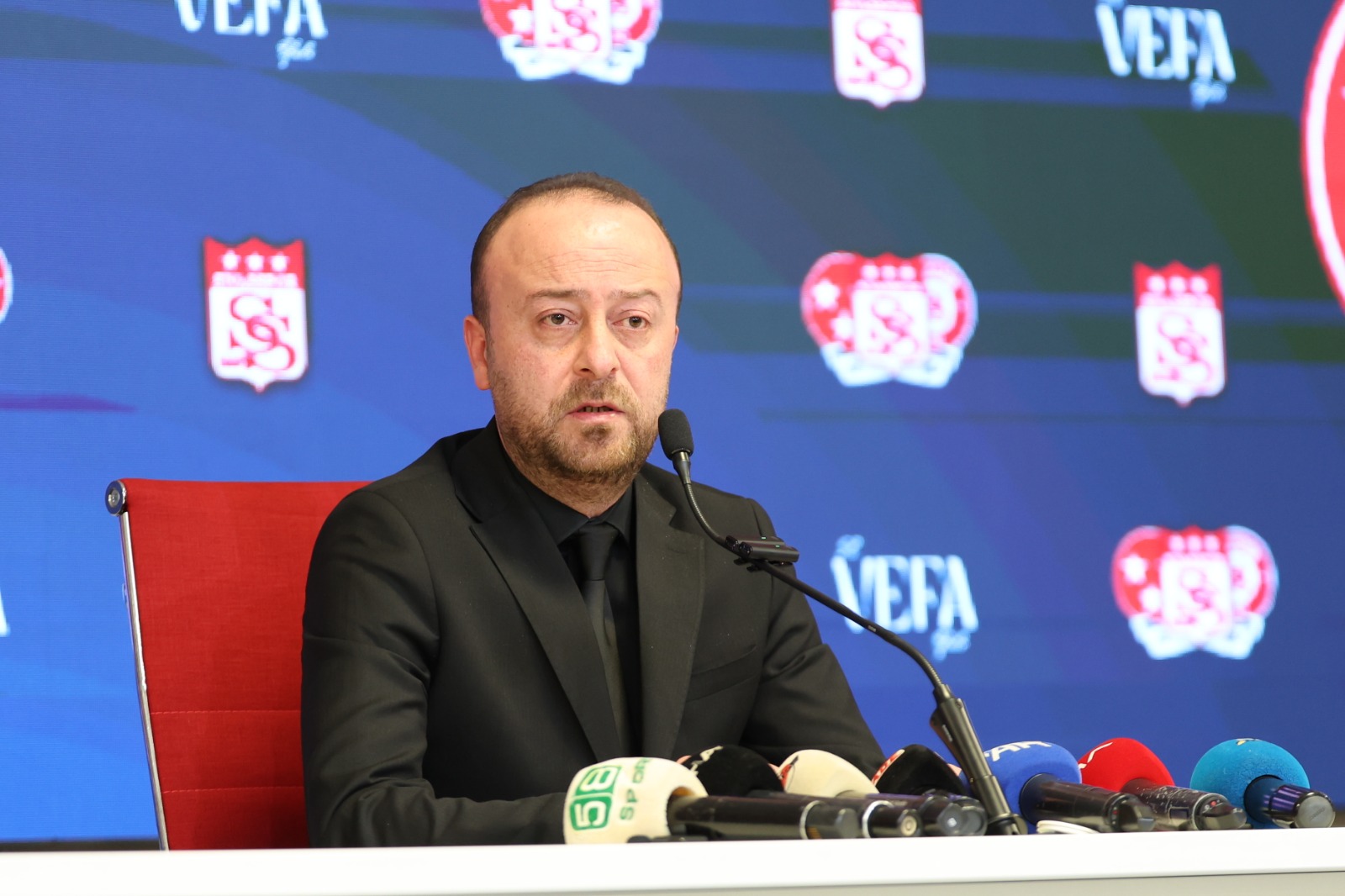 Burak Özçoban'dan Manaj açıklaması: Bırakmak istiyor!