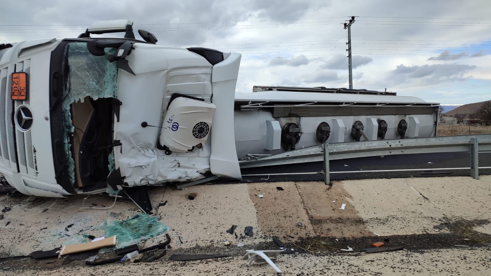 Kayseri- Sivas yolunda yakıt yüklü tanker devrildi