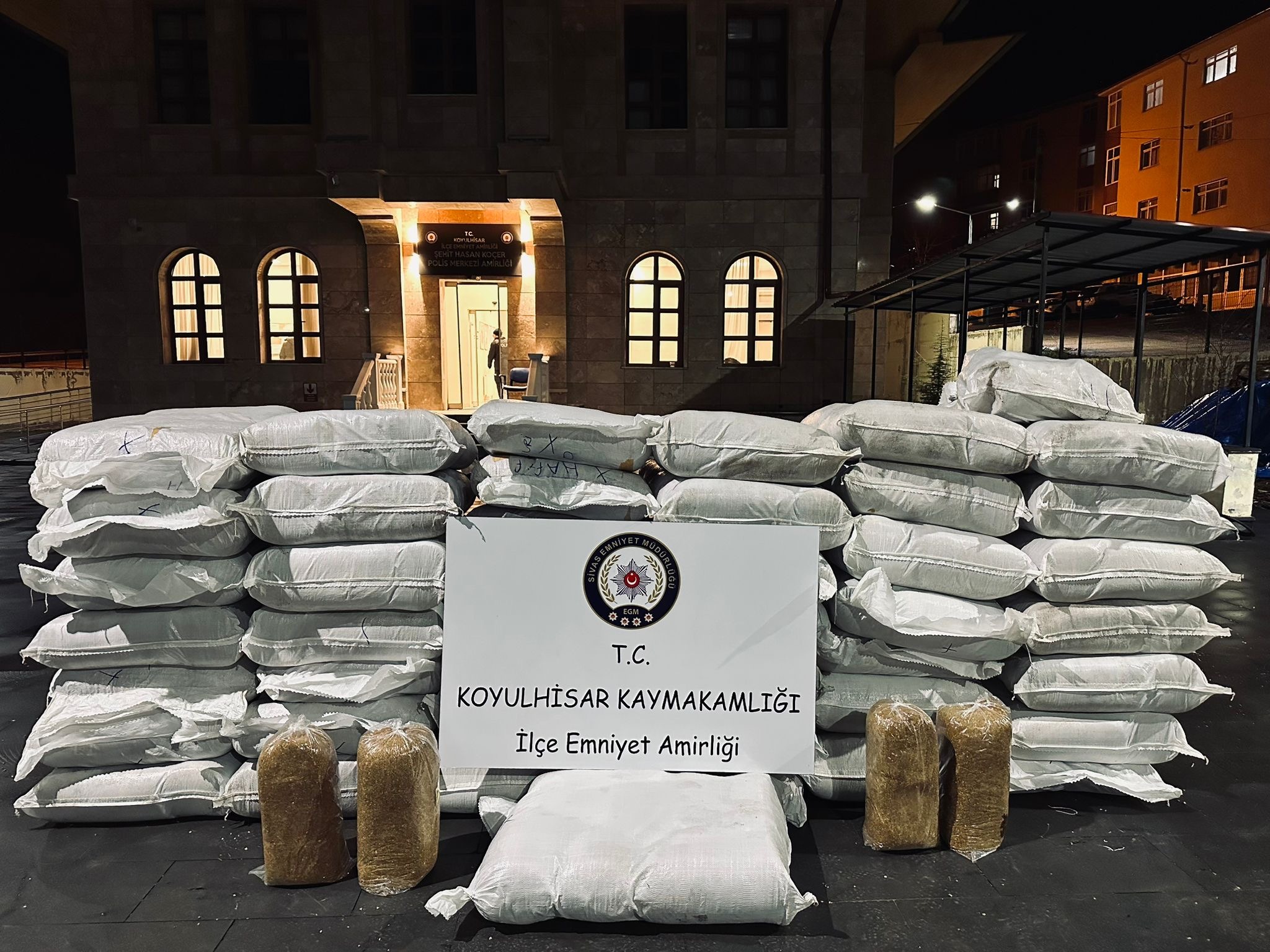 Sivas'ta dev kaçak tütün operasyonu: 1 tonun üzerinde tütün ele geçirildi