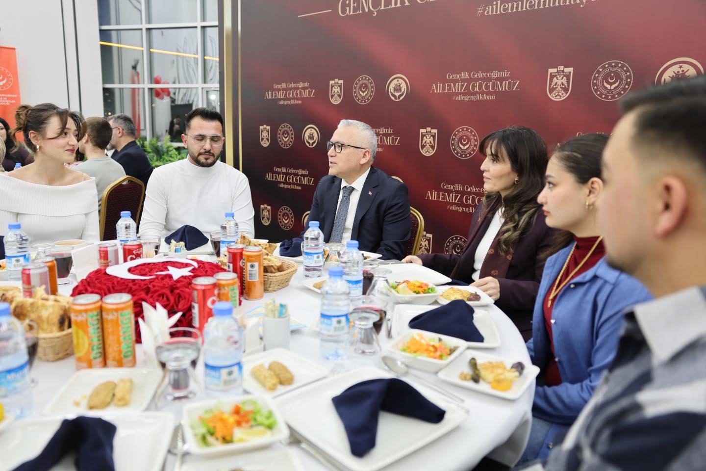 Vali Şimşek, evlilik kredisi alan çiftlerle iftarda buluştu