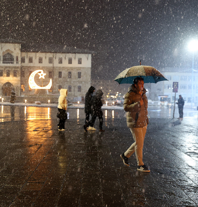 Sivas'ta kar yağışı etkili oldu