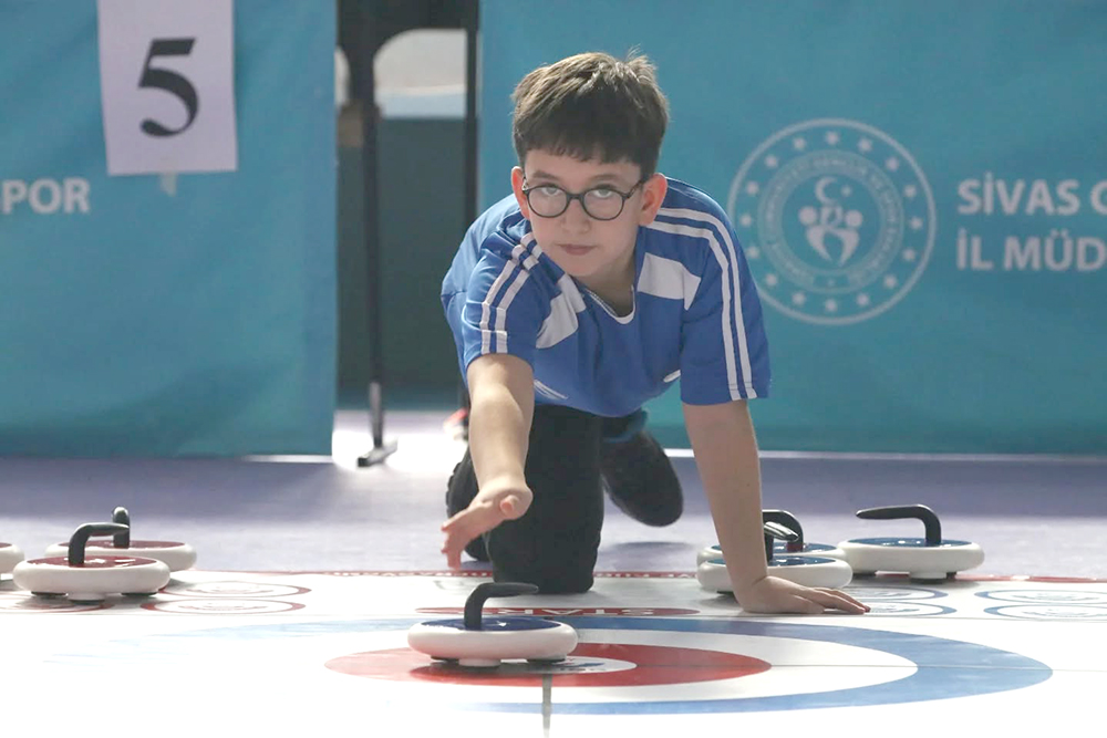 Okul sporlarında floor curling rüzgârı