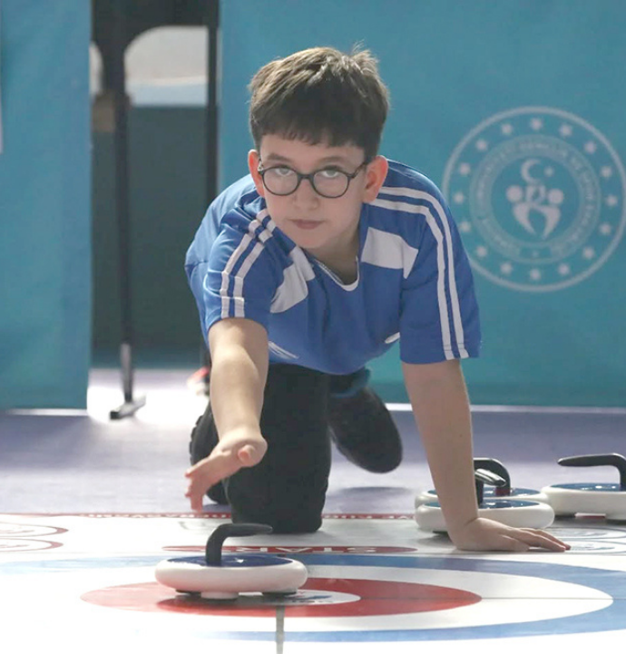 Okul sporlarında floor curling rüzgârı