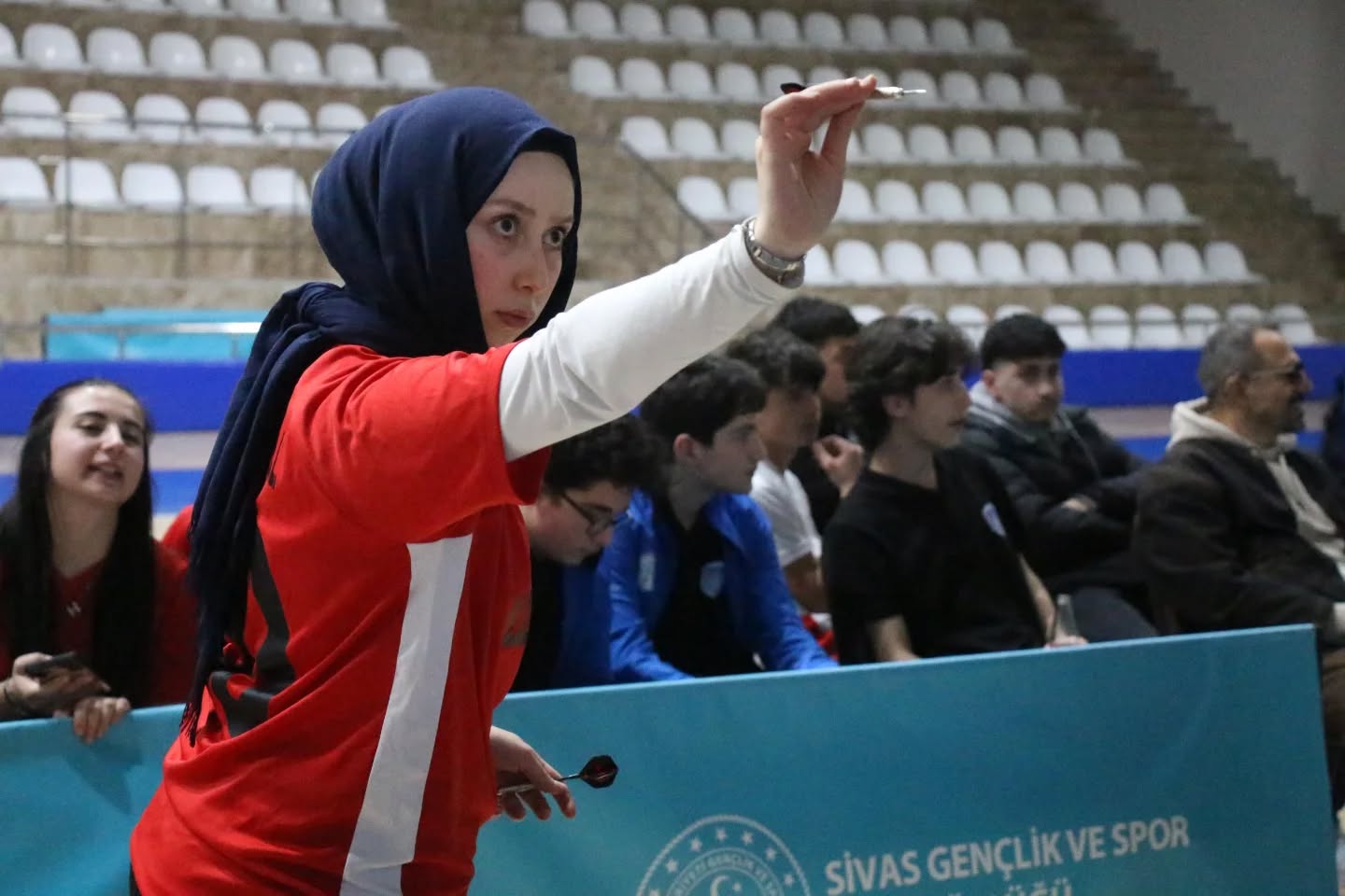 Yıldızlar dartta yarıştı