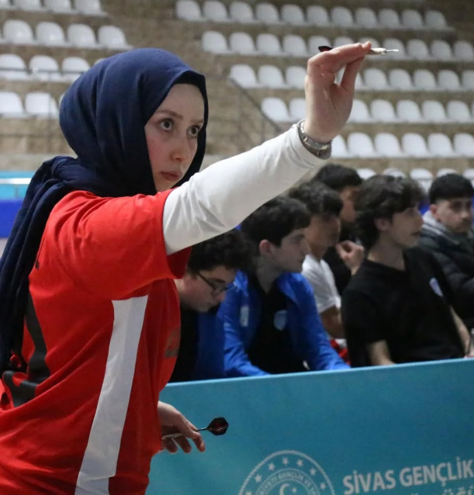 Yıldızlar dartta yarıştı