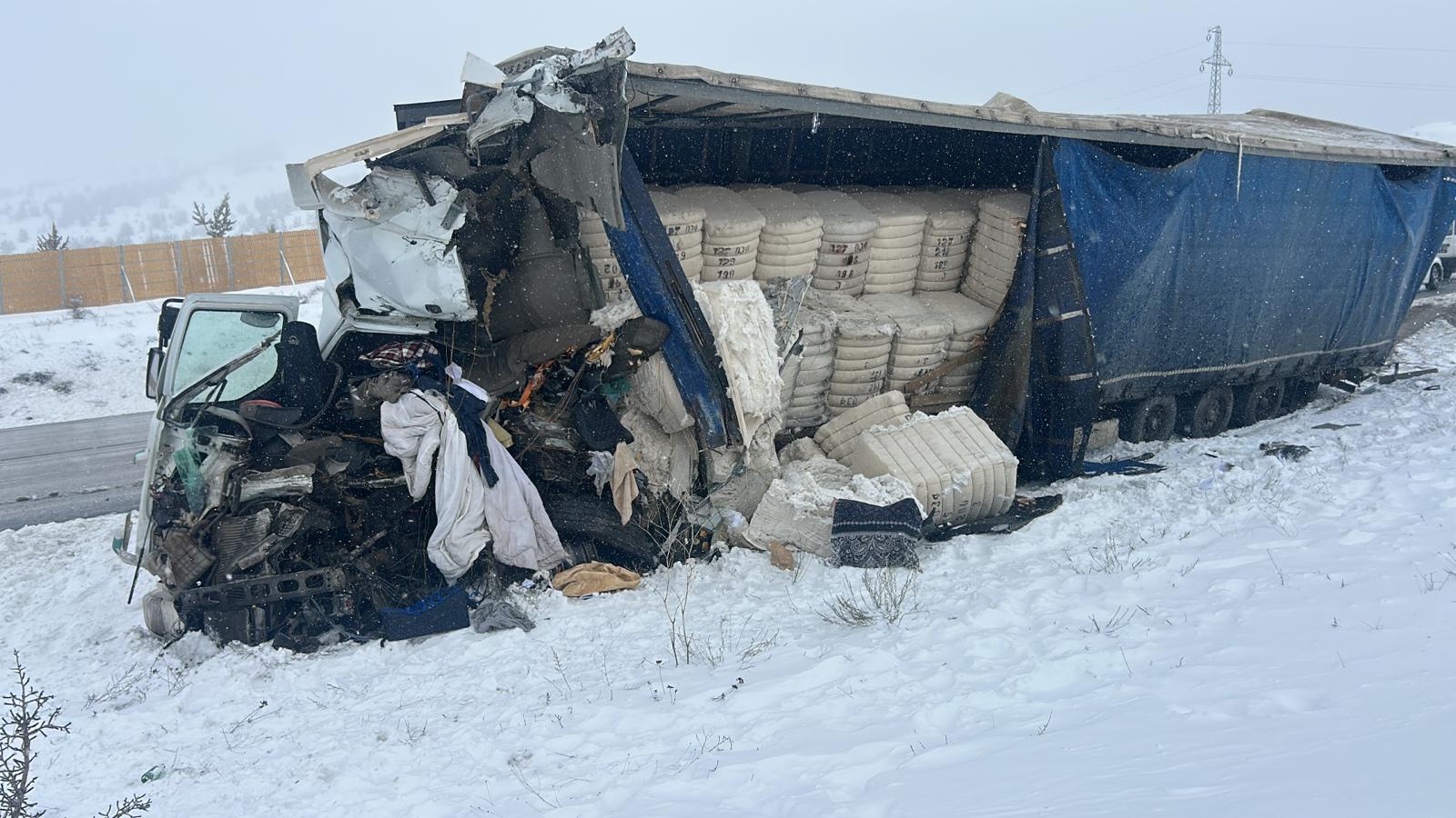 Sivas'ta TIR Kazası! 1 ölü, 2 yaralı