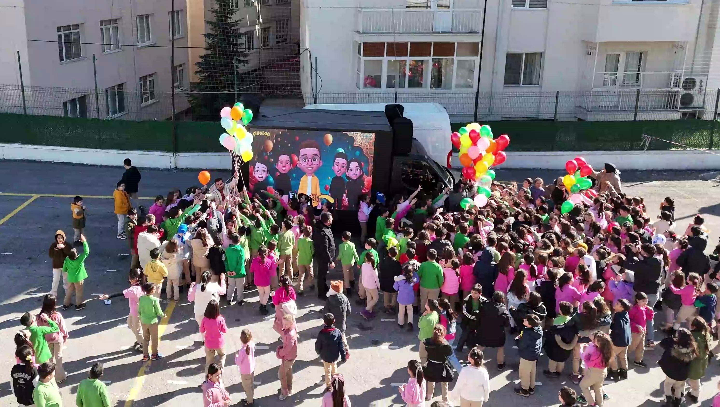 Sivaslı muhtardan çocuklara Ramazan eğlencesi