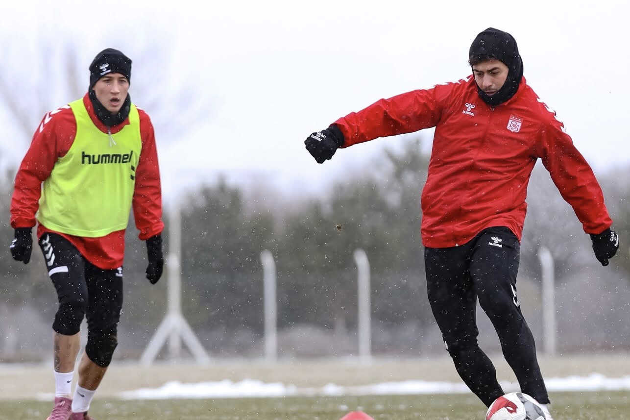 Sivasspor, kar altında çalıştı