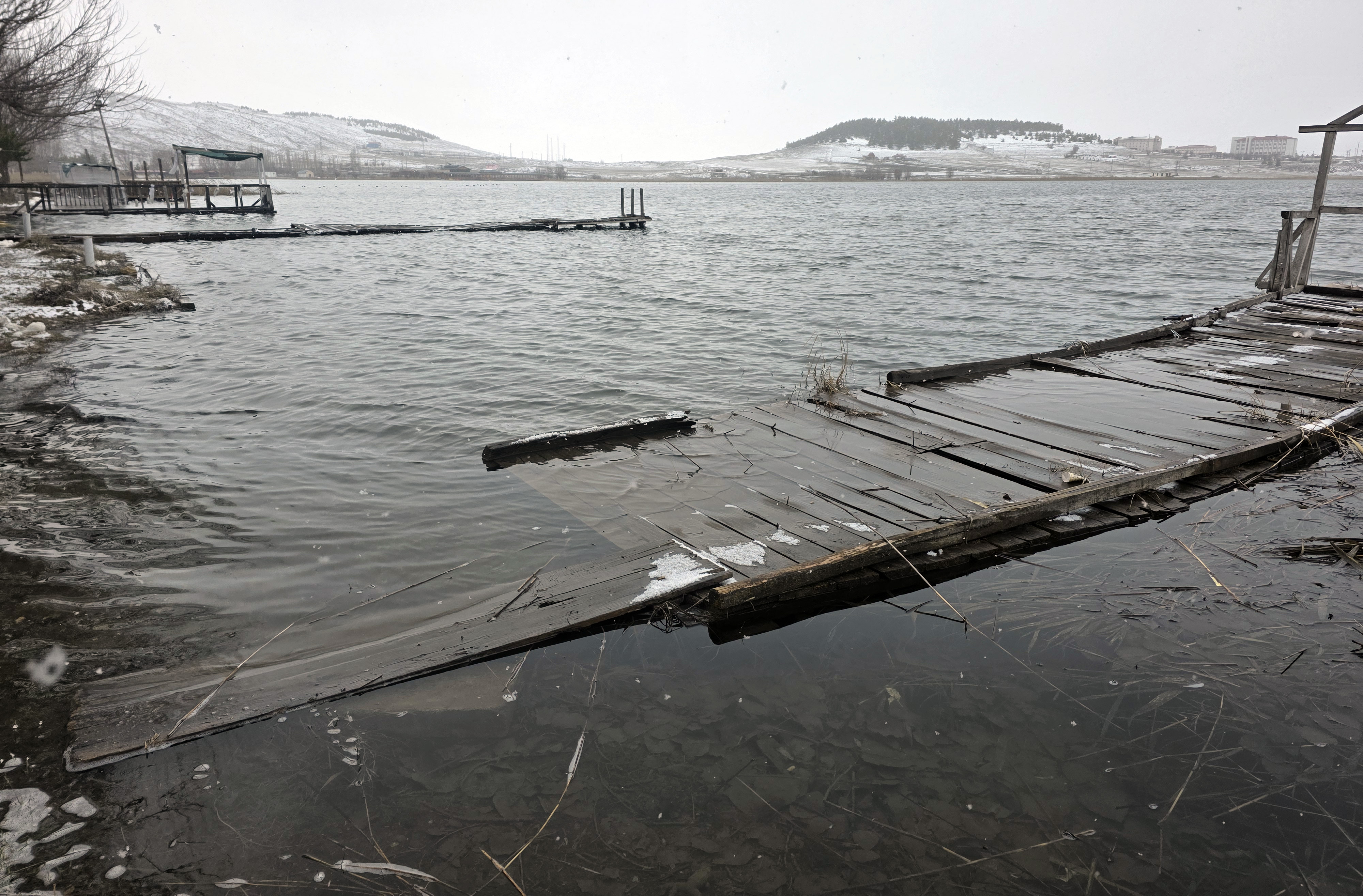Sivas'ta yağışlar sonrası Hafik Gölü'ndeki iskeleler su altında kaldı