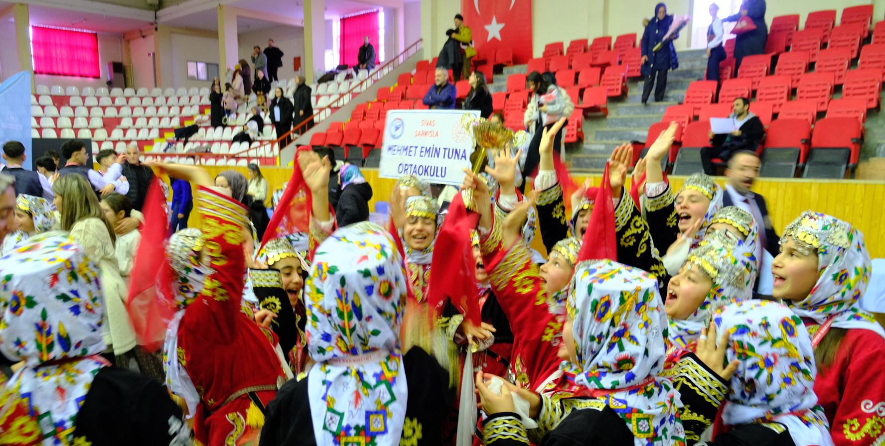 Okul Sporları Halk Oyunları İl Yarışması’nda Şarkışla rüzgarı esti!