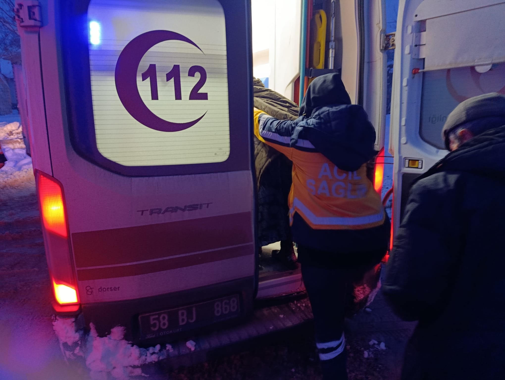 Sivas'ta zamana karşı yarış: Kar engelini aşıp hastaya ulaştılar!