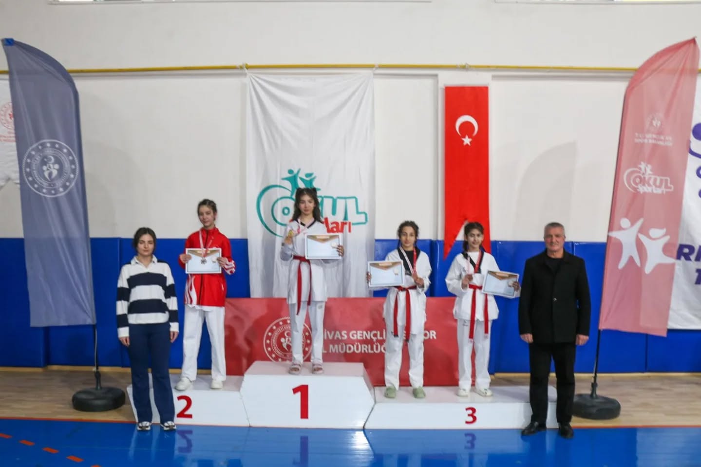 Dereceye giren sporcular ödüllerini aldı