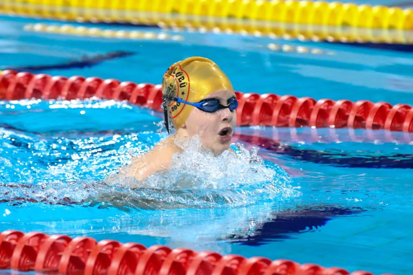 Küçük yüzücüler sahneye çıktı