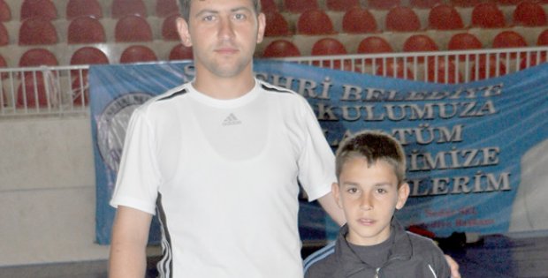 Güreşte rakipleri yok