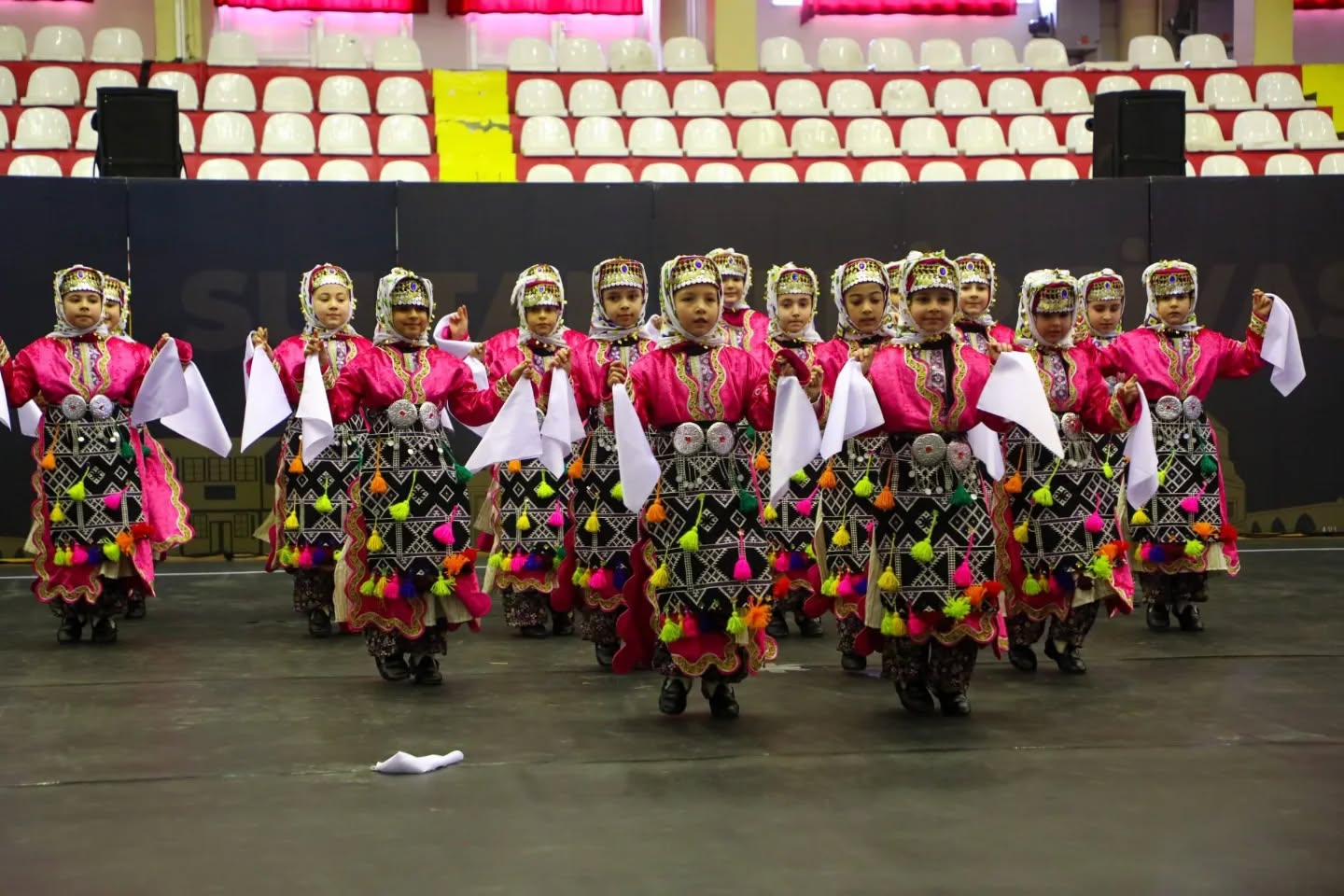 Sivas’ta halk oyunları coşkusu