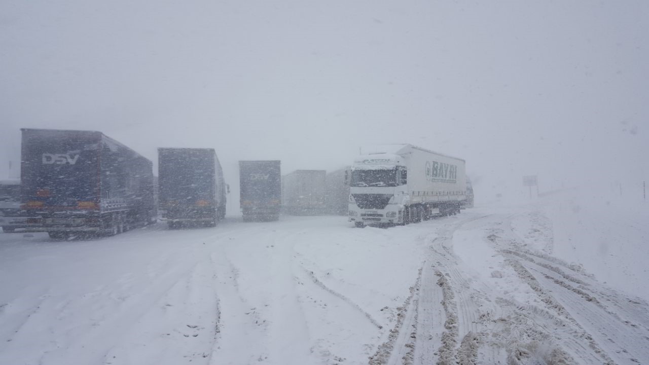 Erzincan-Sivas yolunda kuyruklar oluştu!