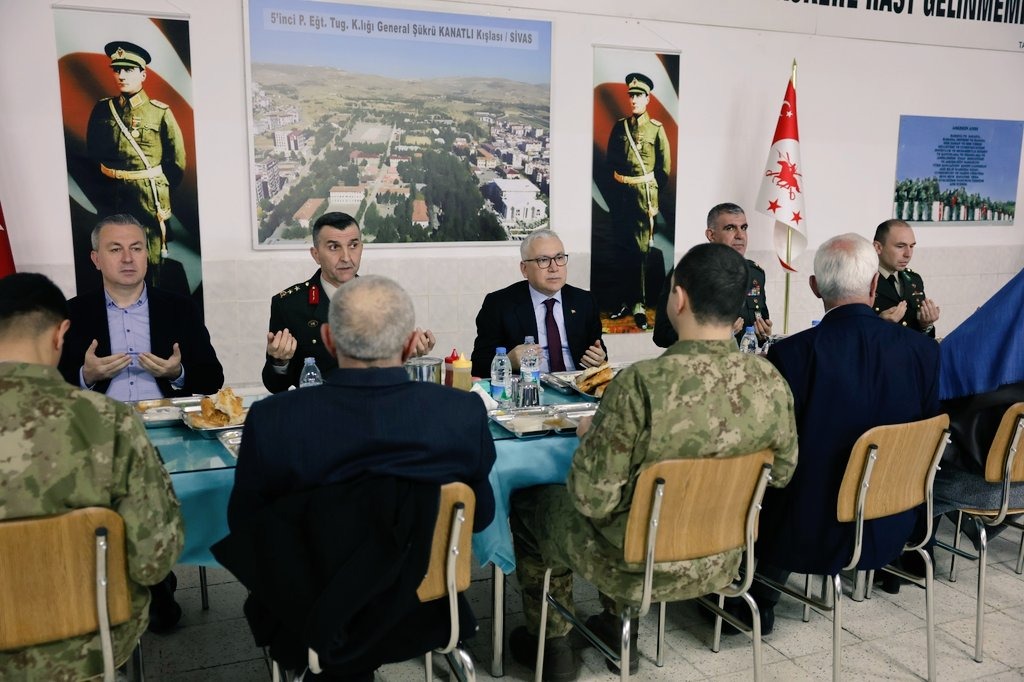 Sivas protokolü iftarını Mehmetçik'le açtı