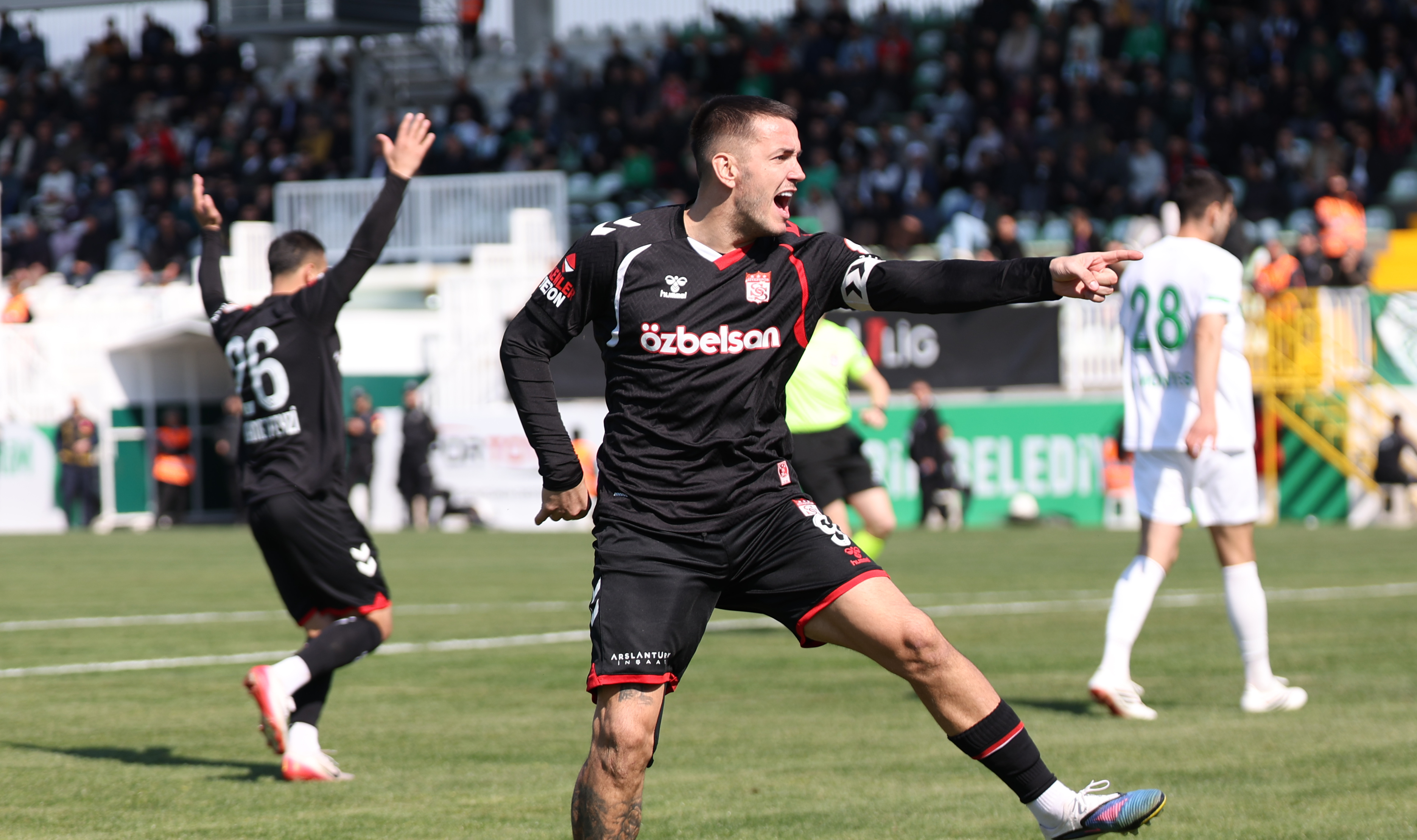 Rey Manaj golleriyle Sivasspor’u taşıyor