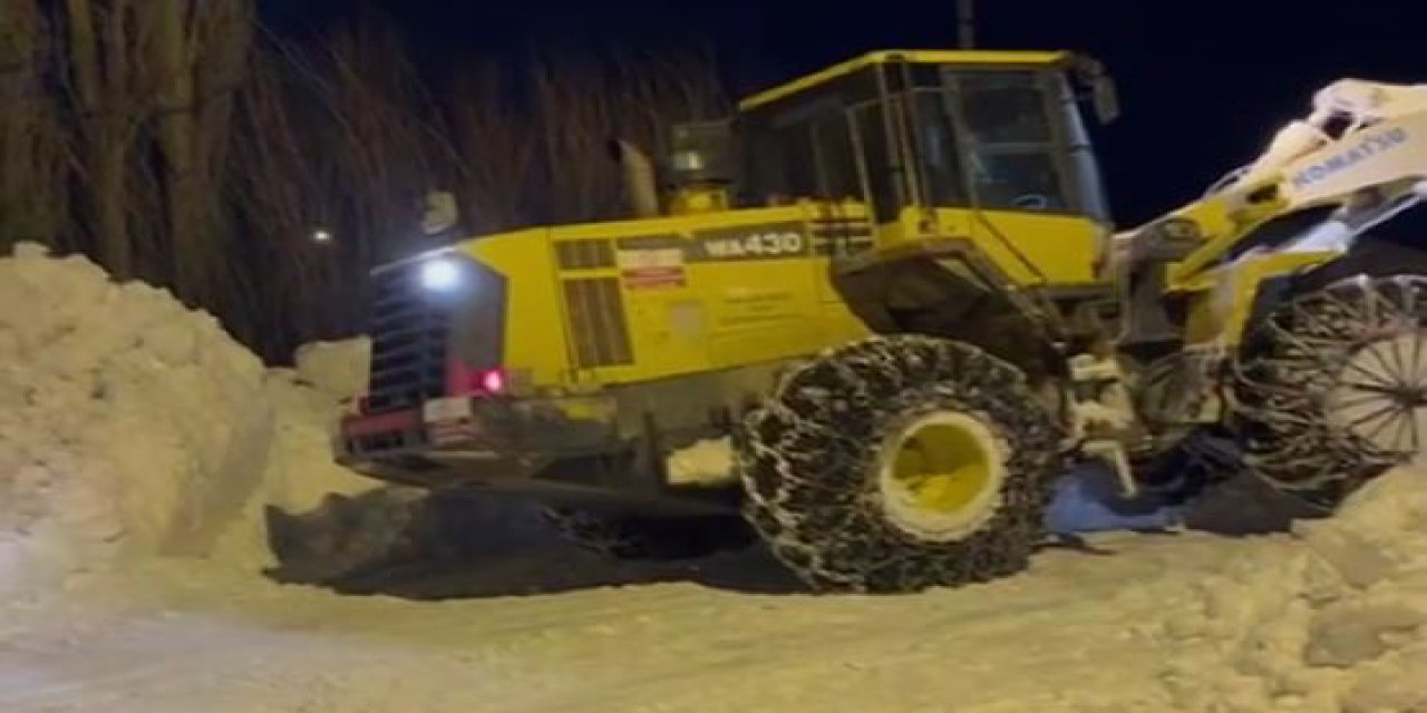 Sivas'ta kar kalınlığı iş makinelerinin boyunu aştı
