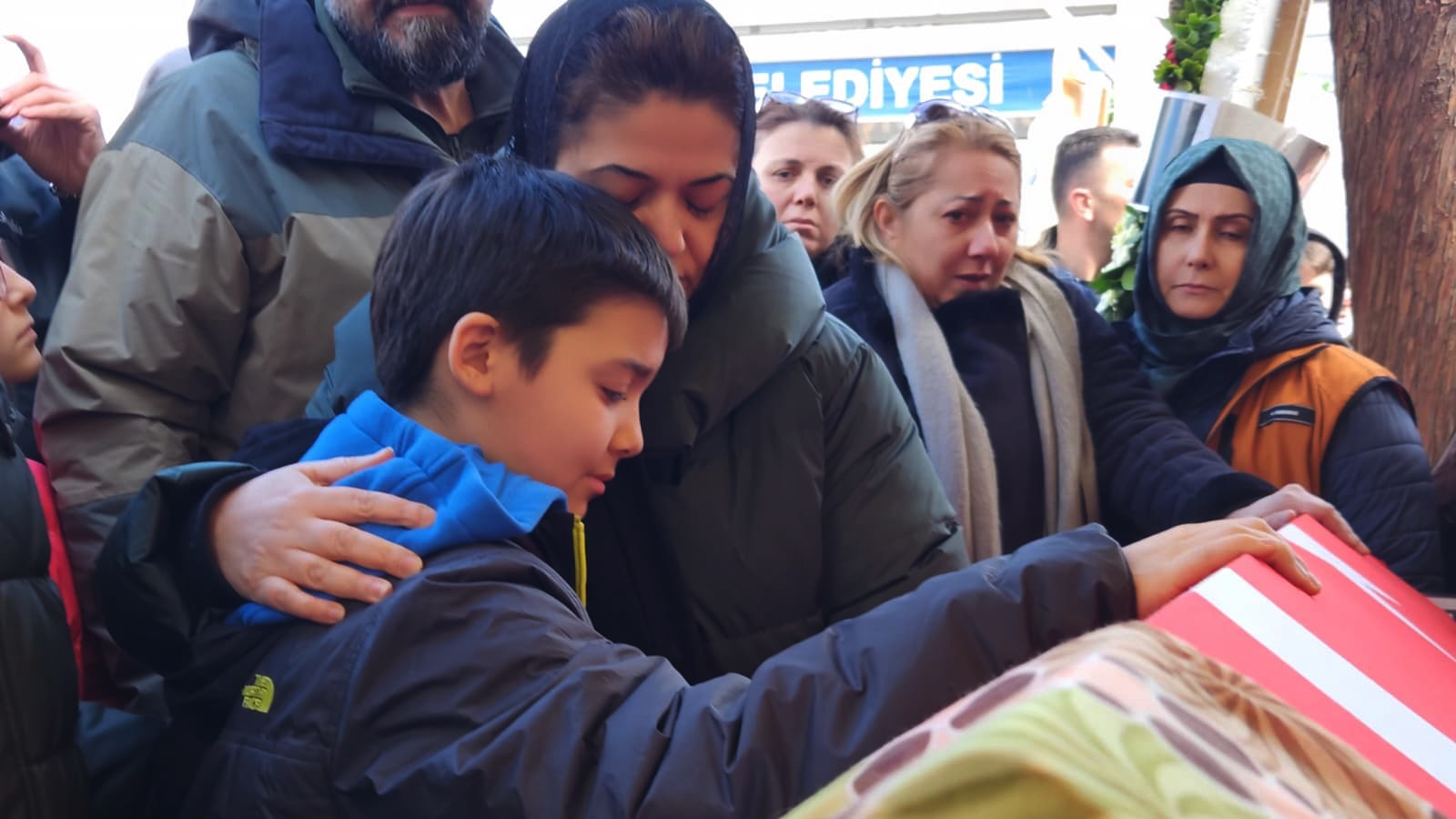 Fatma Nur öğretmen gözyaşlarıyla son yolculuğuna uğurlandı