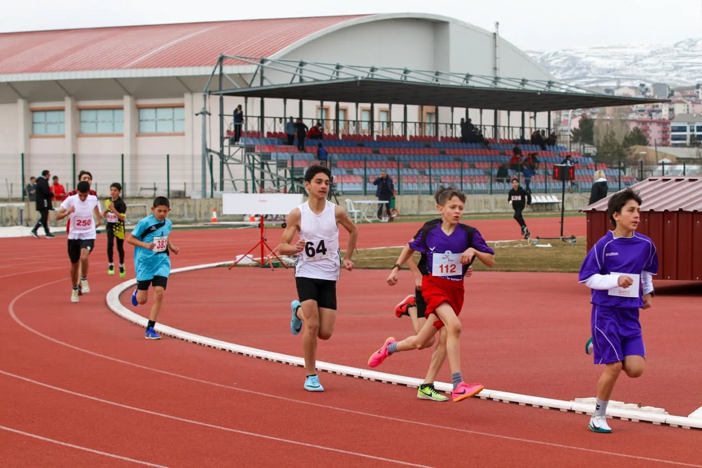 Sivas’ta genç atletlerden nefes kesen yarış
