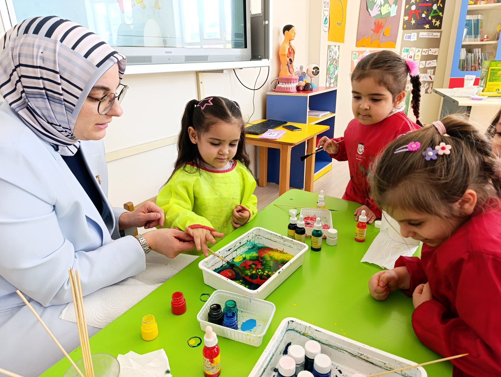 Kaymakam Bayalan minik öğrencilerin ebru sanatı etkinliğine katıldı