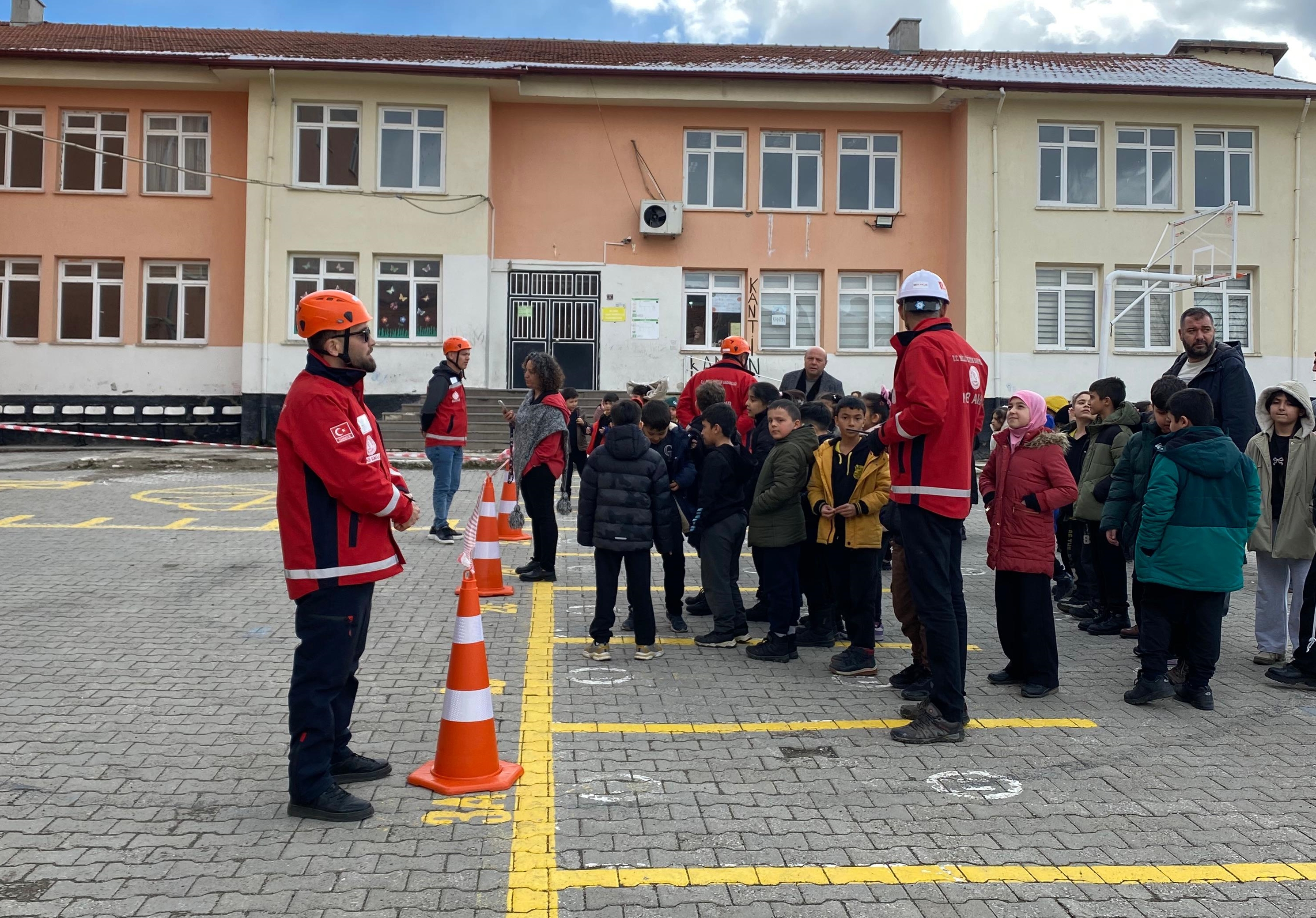 Yozgat'ta ilkokul öğrencilerine deprem tatbikatı