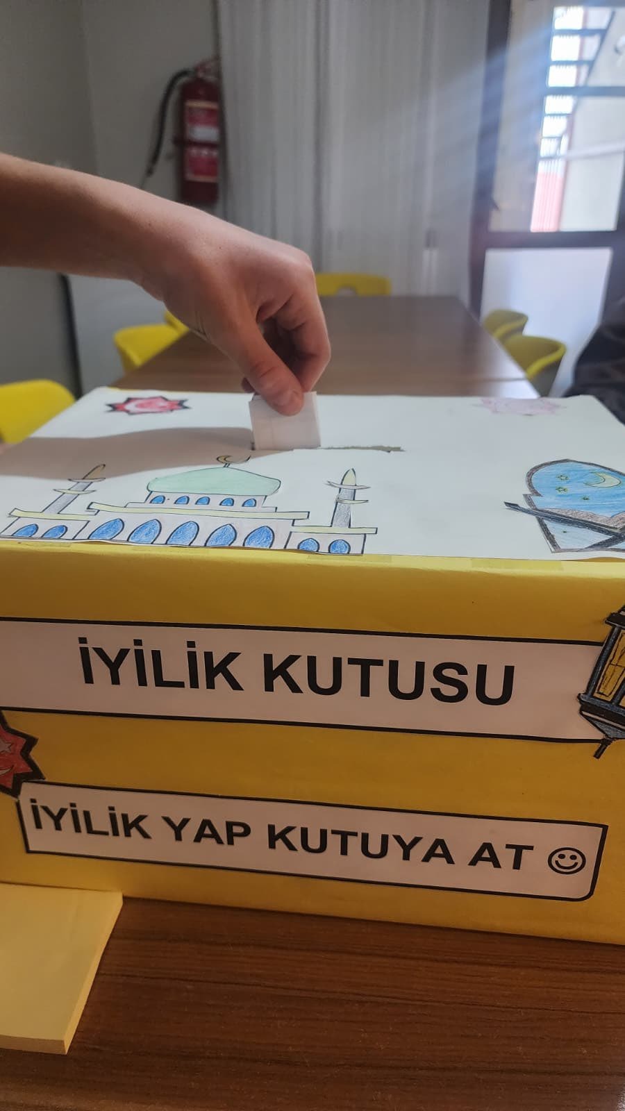 Sivaslı çocuklar ramazanın bereketini "iyilik kutuları" ile biriktiriyor