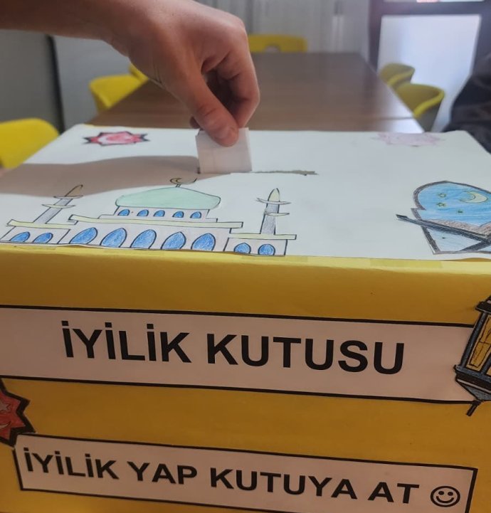 Sivaslı çocuklar ramazanın bereketini "iyilik kutuları" ile biriktiriyor