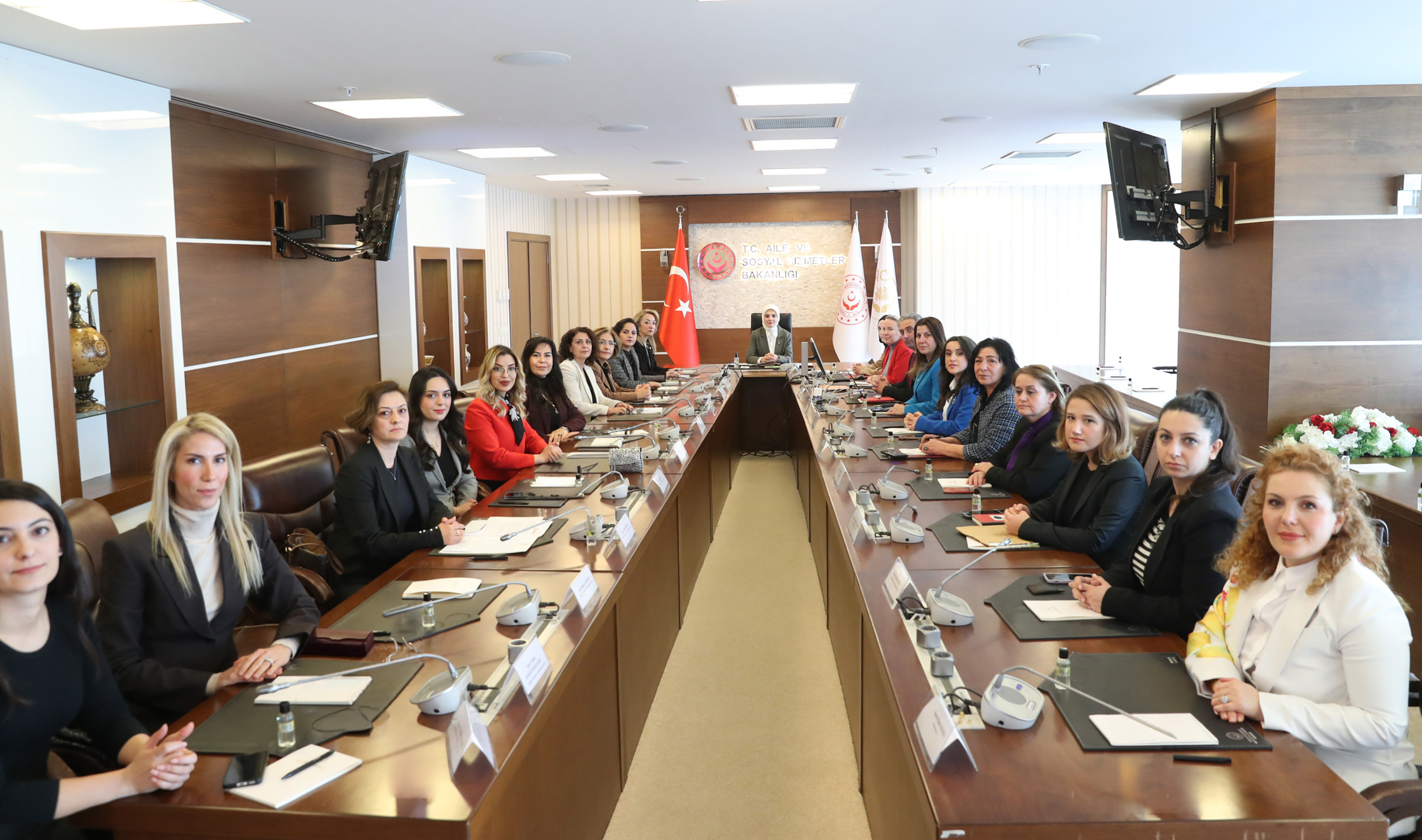 “Bakan Göktaş, kadın ve çocuk hakları komisyonu ile görüştü