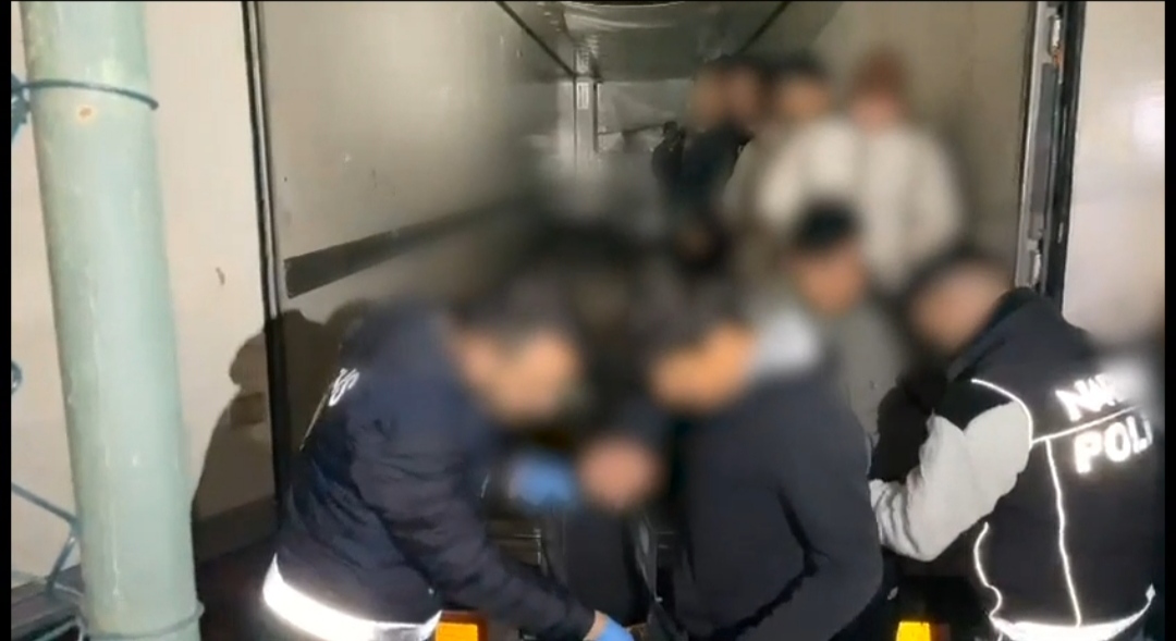 İran sınırından Türkiye'ye giren kaçak göçmenler, TIR'da yakalandı