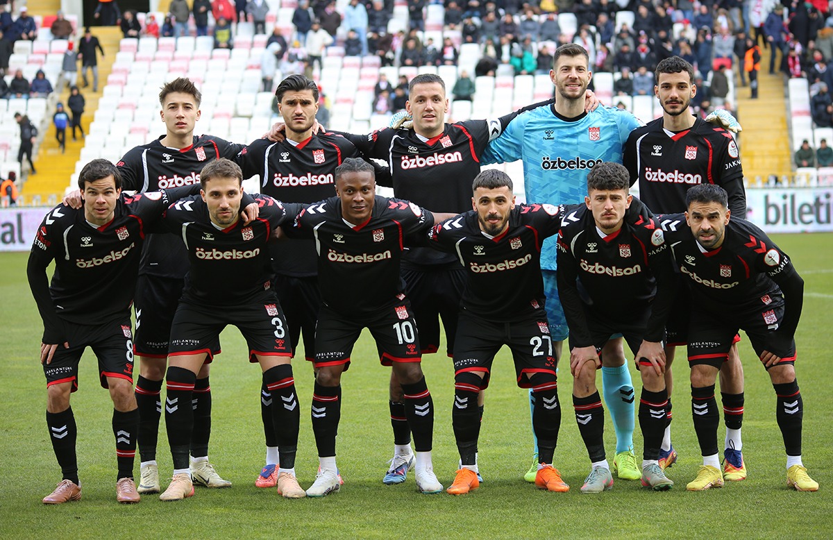 Sivasspor ikinci yarıya 2 değişiklikle başladı!