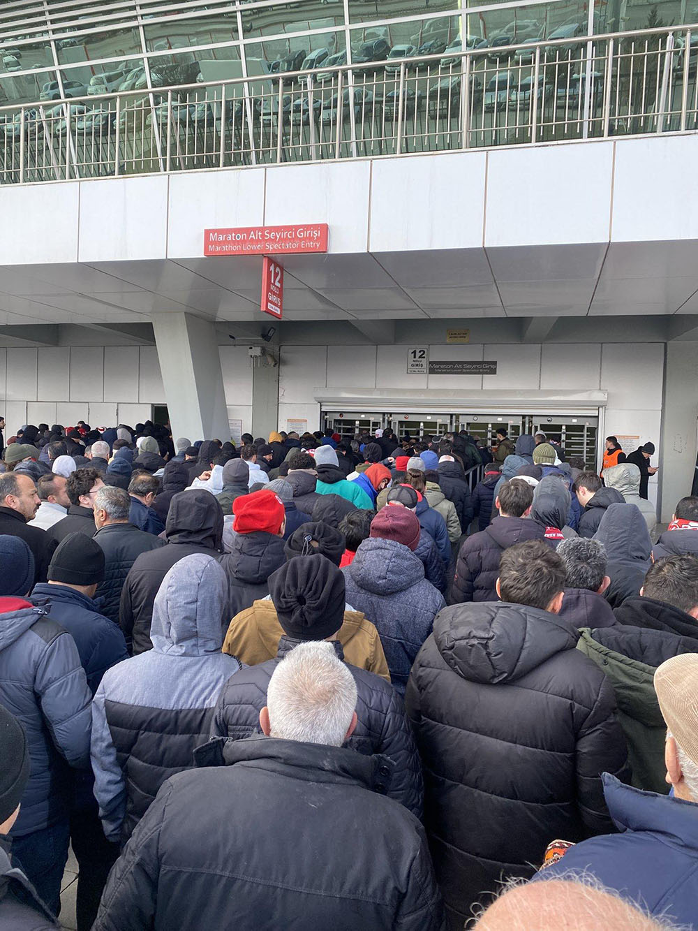 Stada girişte çile! Taraftar isyan etti