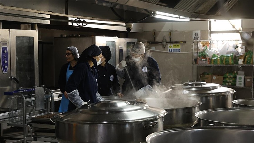 Aşçı adayı kız öğrenciler, ramazan sofralarını süslüyor