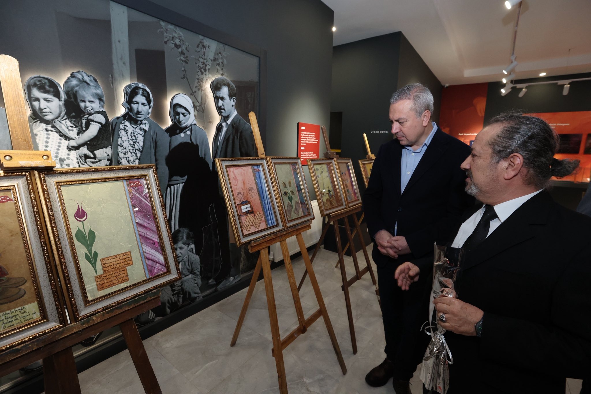 Âşık Veysel vefatının 53. yılında Ebru sergisiyle anıldı