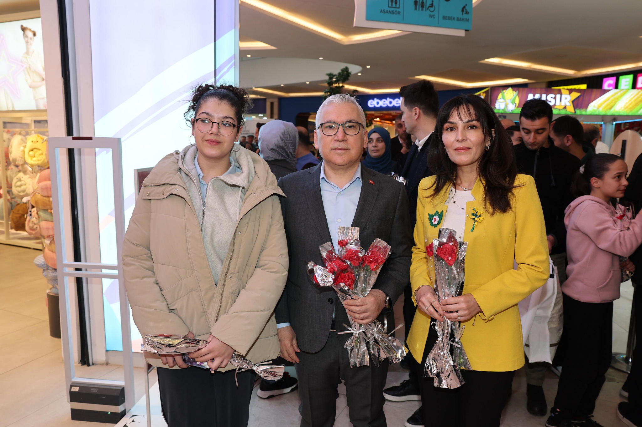 Vali Şimşek, kadınları unutmadı