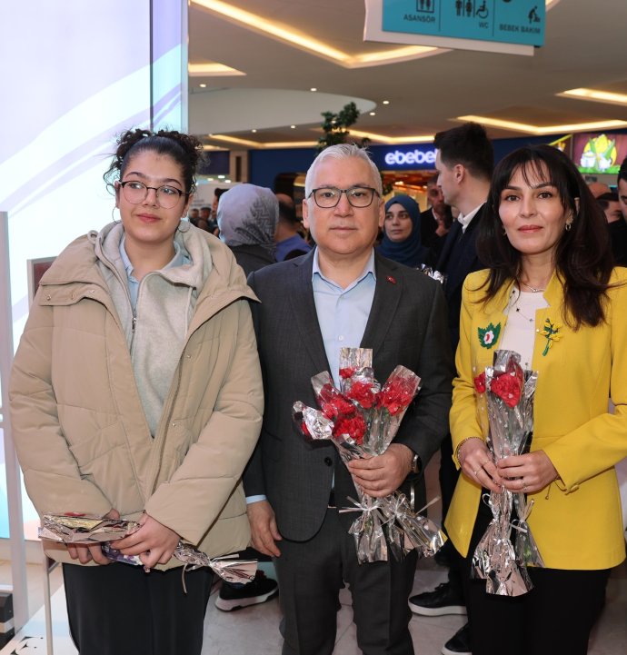 Vali Şimşek, kadınları unutmadı