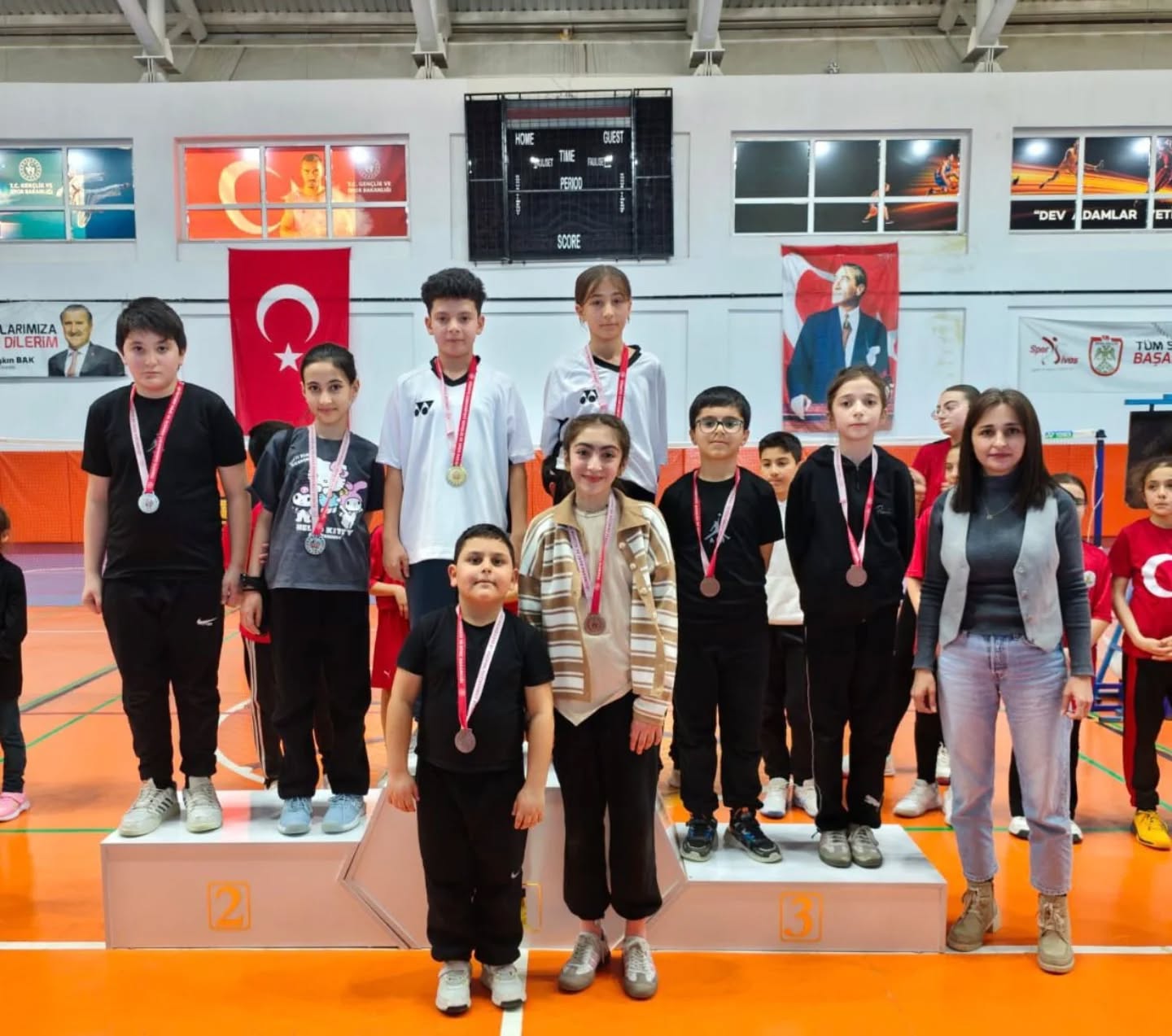Badminton minikleri madalya aldı
