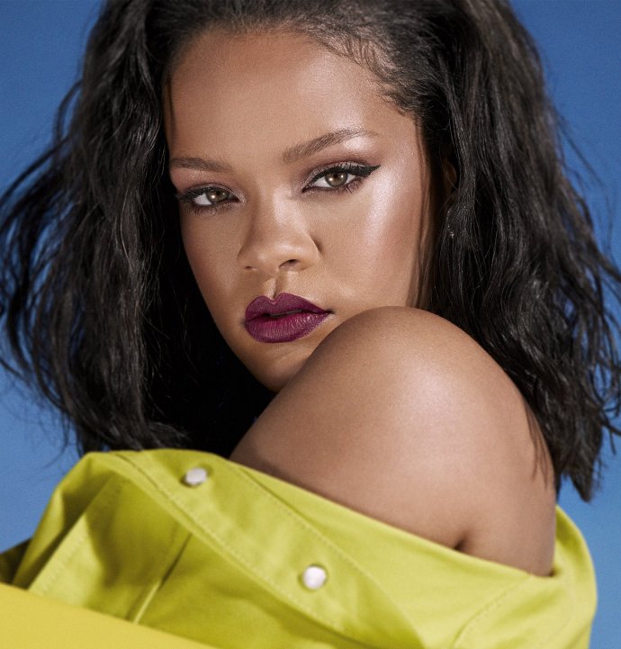 ABD'de şarkıcı Rihanna'nın evine silahlı saldırı