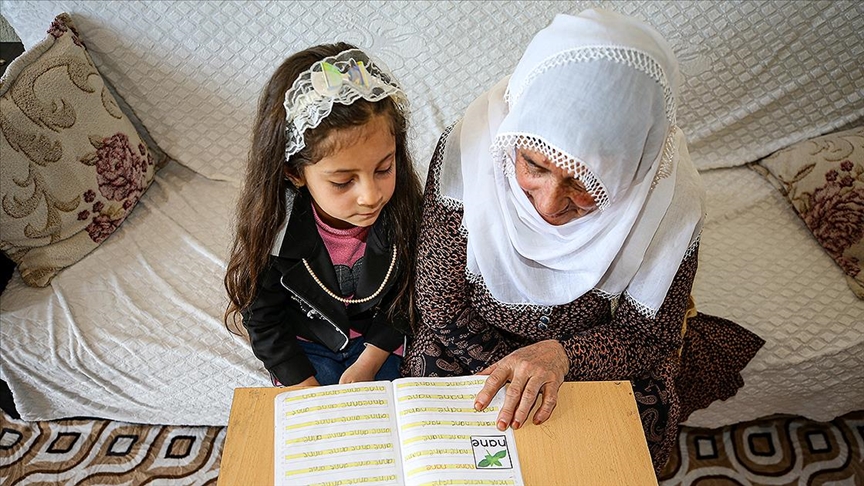 Torununun yardımıyla 70’inde harfleri tanımaya başladı