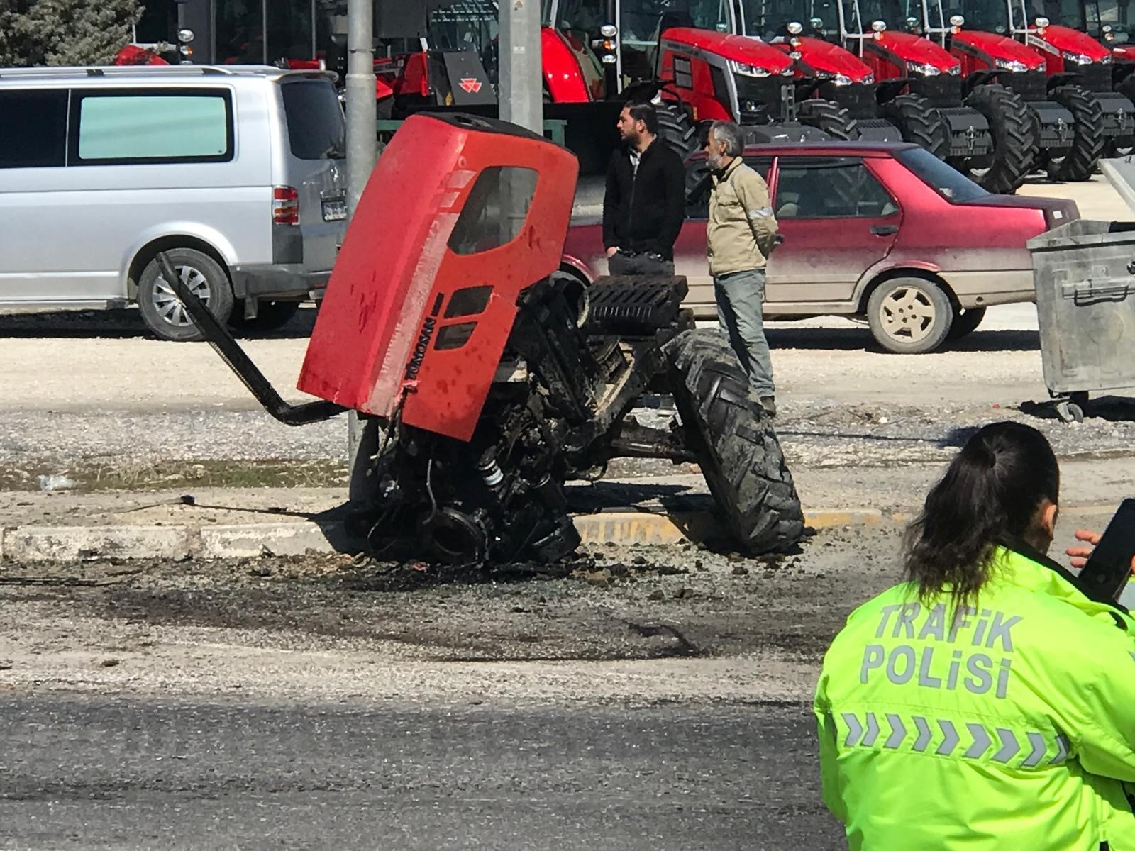 Tırın çarptığı traktör ikiye bölündü