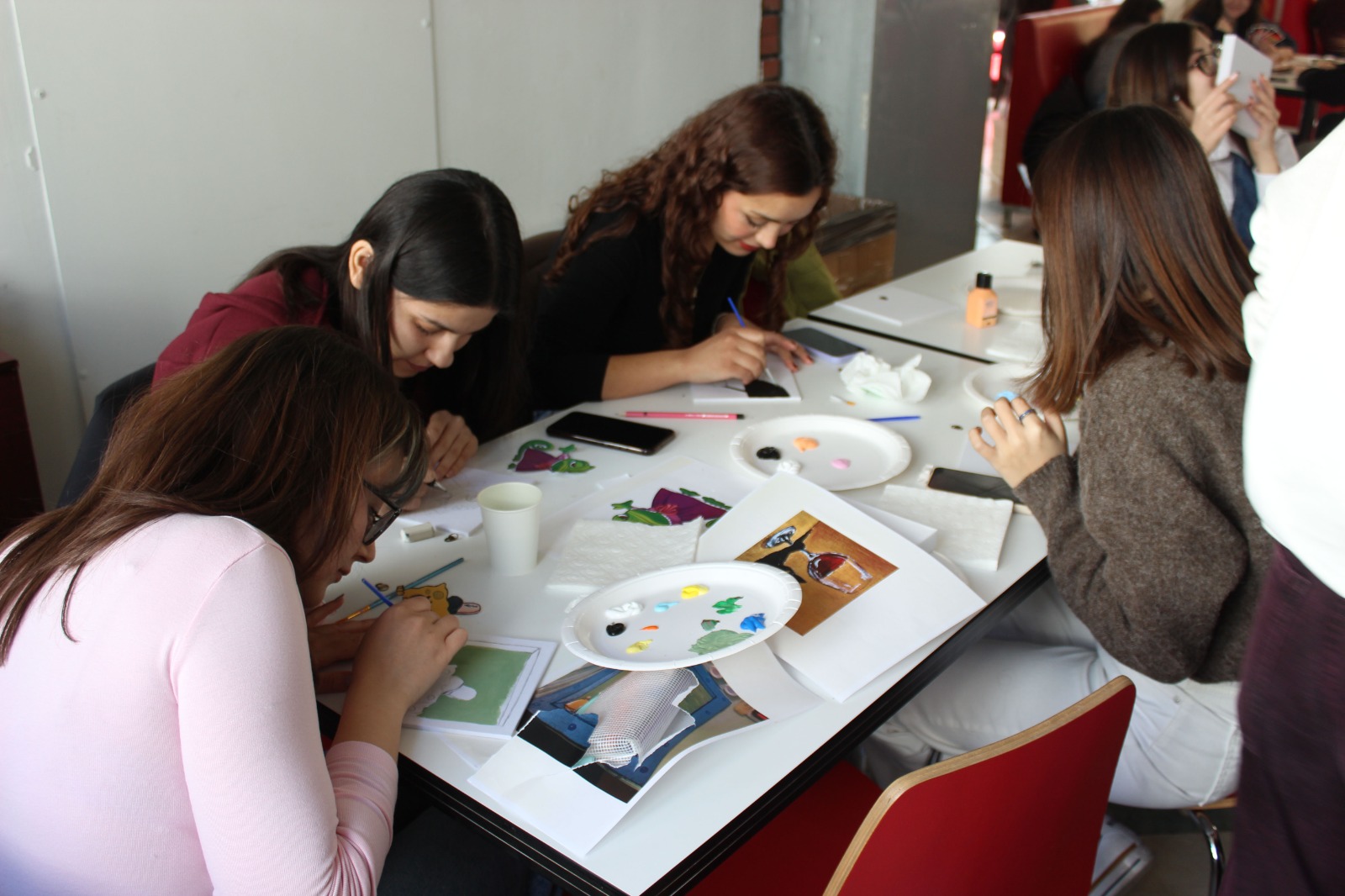 Tıp öğrencileri sanatla stresi attı