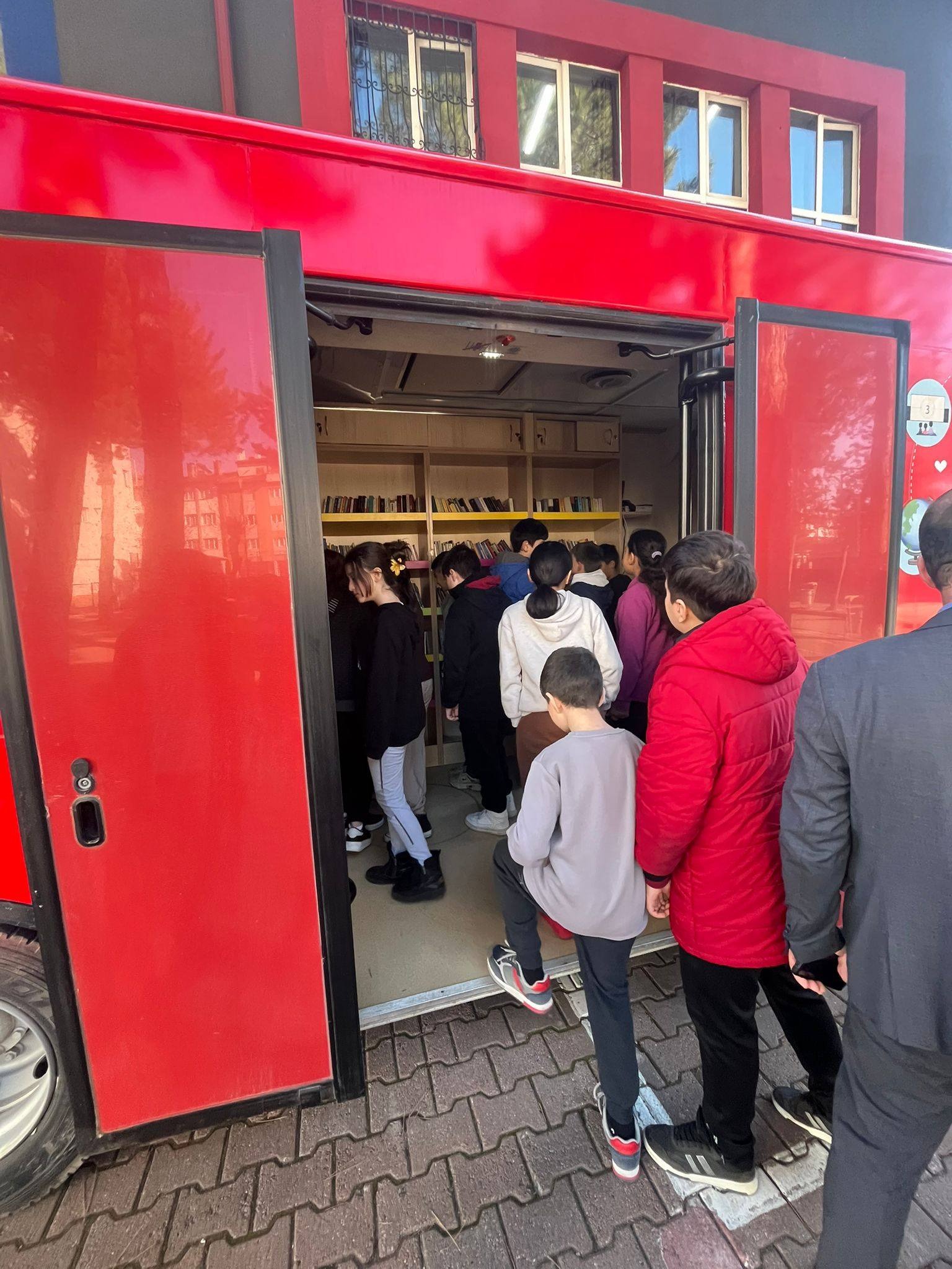 Sivas'ta gezici kütüphane öğrencilerle buluşmaya devam ediyor