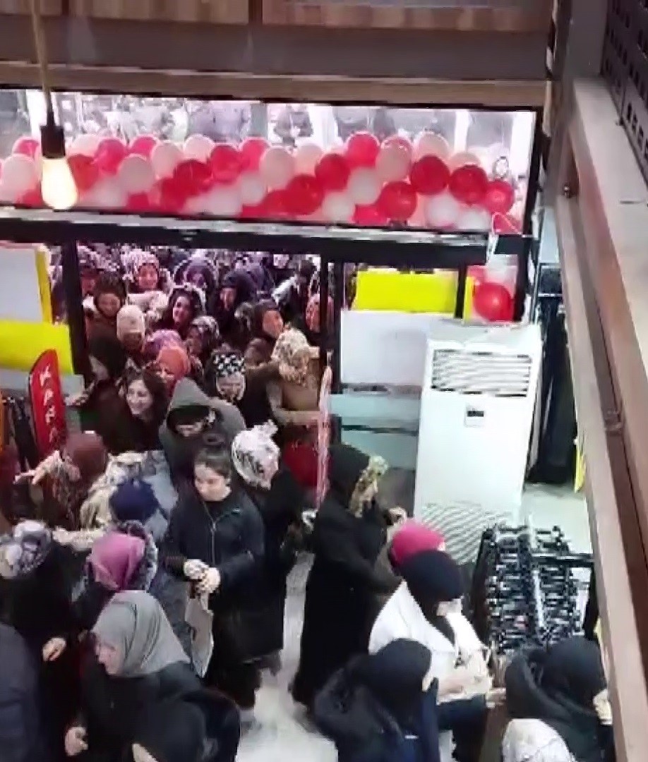 Sivas'ta indirim izdihamı! Birbirlerini ezdiler