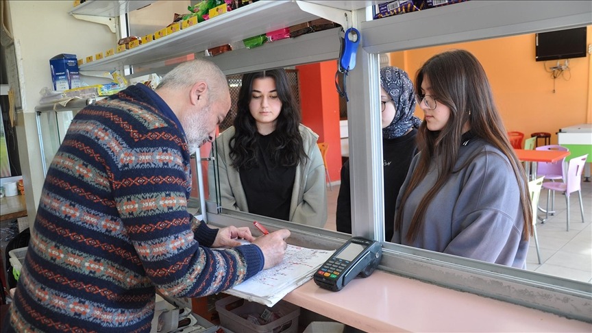 Kütahya’da "zimem defteri" geleneğiyle öğrenciler borçları sildi, erzak dağıttı