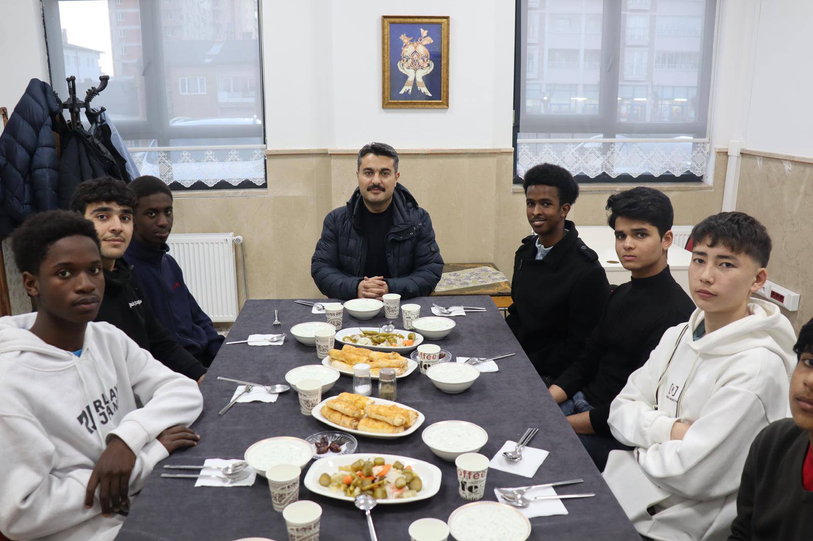 Uluslararası öğrencilerle iftarda buluştu