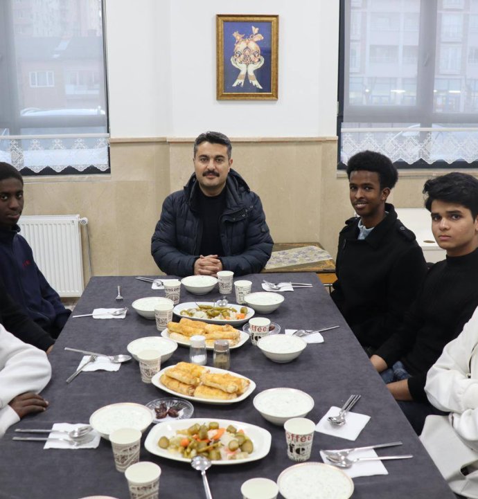 Uluslararası öğrencilerle iftarda buluştu