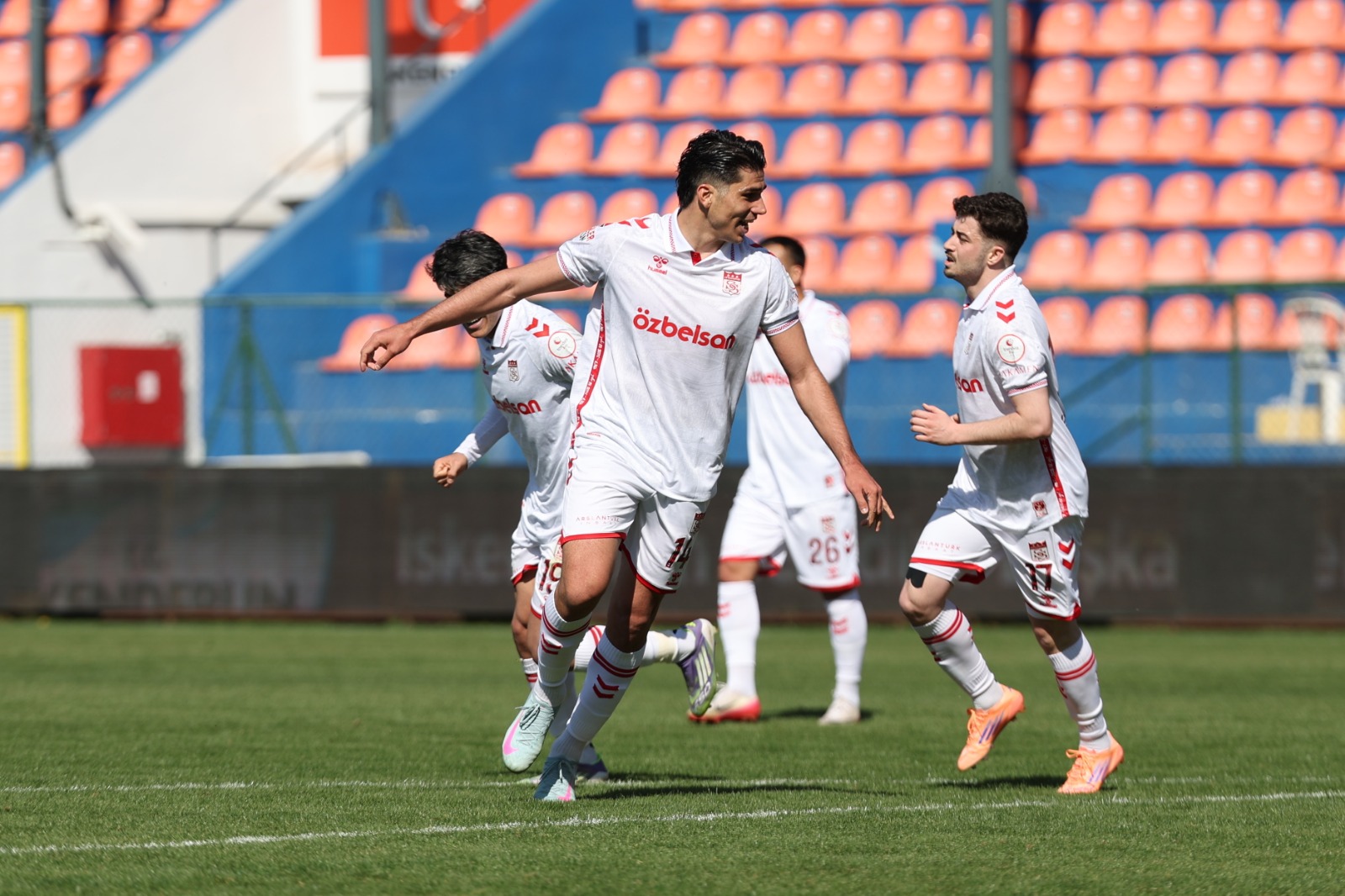 Sivasspor deplasmandan 3 puanla döndü!