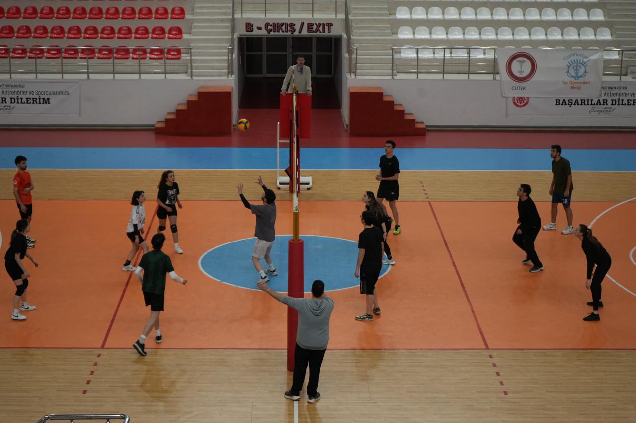 Tıp Fakültesi’nde voleybol heyecanı